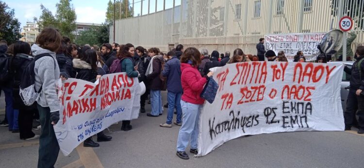 Με ΜΑΤ και τραμπουκισμούς η επιχείρηση έξωσης της Ιωάννας Κολοβού – Νέα μεγάλη συγκέντρωση έγινε το απόγευμα (φώτο/βίντεο)