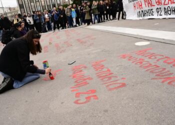 Oνόματα γραμμένα με αίμα, όχι με μπογιά