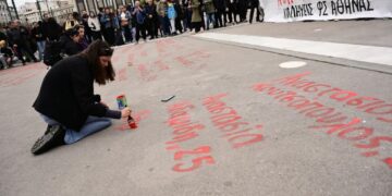 Oνόματα γραμμένα με αίμα, όχι με μπογιά