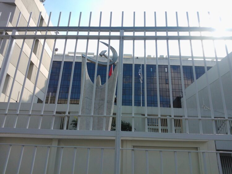 Τη μέρα της εργατικής απεργίας, το ΚΚΕ αναγγέλλει τερματισμό των αγροτικών κινητοποιήσεων!