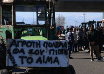 Πλημμύρες και τρακτέρ: Από την εγκατάλειψη στον αγώνα και από το σκοτάδι στο φως