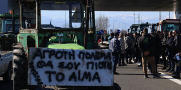 Πλημμύρες και τρακτέρ: Από την εγκατάλειψη στον αγώνα και από το σκοτάδι στο φως