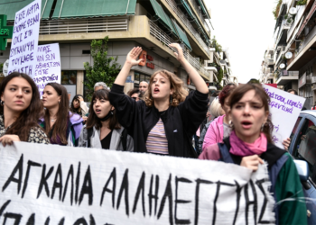 Ηλιούπολη: Αθώα η 19χρονη, ασπίδα αλληλεγγύης ενάντια στη συγκάλυψη έξω από το δικαστήριο