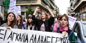 Ηλιούπολη: Αθώα η 19χρονη, ασπίδα αλληλεγγύης ενάντια στη συγκάλυψη έξω από το δικαστήριο