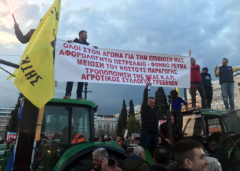 Στην Αθήνα οι αγρότες με τα τρακτέρ τους, μεγαλειώδης συγκέντρωση στο Σύνταγμα (φωτό)