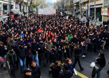 Χιλιάδες νέες-νέοι ξανά στους δρόμους κόντρα σε ιδιωτικά ΑΕΙ, βροχή και καταστολή (βίντεο)