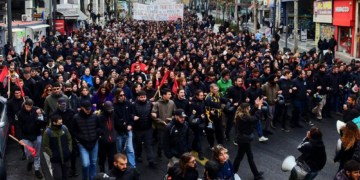 Χιλιάδες νέες-νέοι ξανά στους δρόμους κόντρα σε ιδιωτικά ΑΕΙ, βροχή και καταστολή (βίντεο)