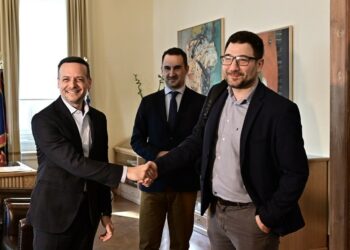 Στο ίδιο τραπέζι στελέχη ΣΥΡΙΖΑ, ΠΑΣΟΚ και ΝΕ.ΑΡ.