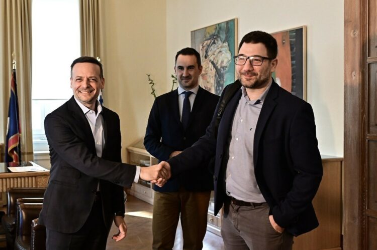 Στο ίδιο τραπέζι στελέχη ΣΥΡΙΖΑ, ΠΑΣΟΚ και ΝΕ.ΑΡ.