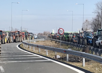 Τα τρακτέρ στην Αθήνα για σπορά ανατροπής