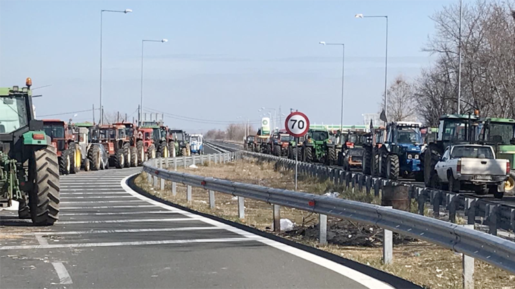 Τα τρακτέρ στην Αθήνα για σπορά ανατροπής