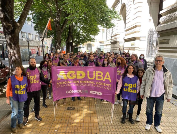 Οι καθηγητές του πανεπιστήμιου του Μπουένος Άιρες στην Αργεντινή στέλνουν την αλληλεγγύη τους στο φοιτητικό κίνημα στην Ελλάδα.