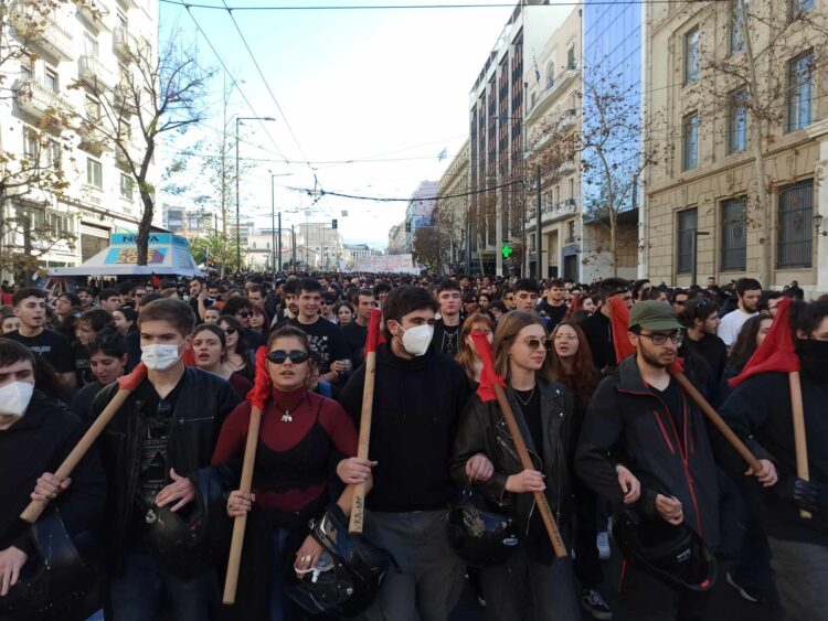 Νεολαία Κομμουνιστική Απελευθέρωση: Οι δεκάδες χιλιάδες στον δρόμο ήταν η αρχή!