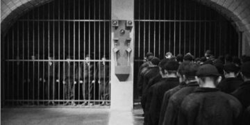 Στα λαγούμια, στα ρετιρέ, στα μετερίζια…