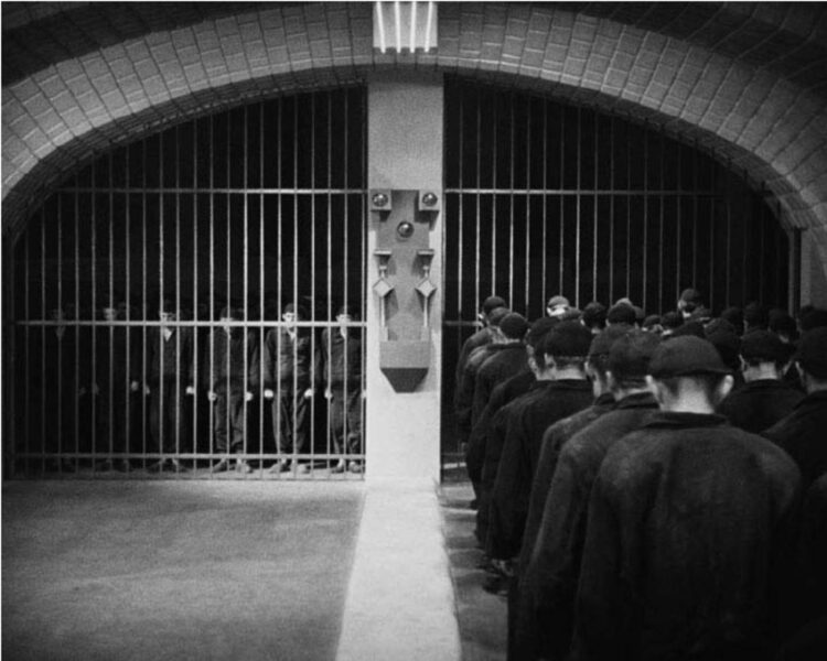 Στα λαγούμια, στα ρετιρέ, στα μετερίζια…