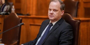 Έγκλημα στα Τέμπη: Προκλητικά ψεύδη Καραμανλή