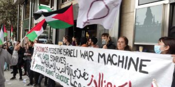 Φύλακες στα McDonald’s τα ΜΑΤ, κτυπούν και πιάνουν κόσμο που εκφράζει αλληλεγγύη στην Παλαιστίνη