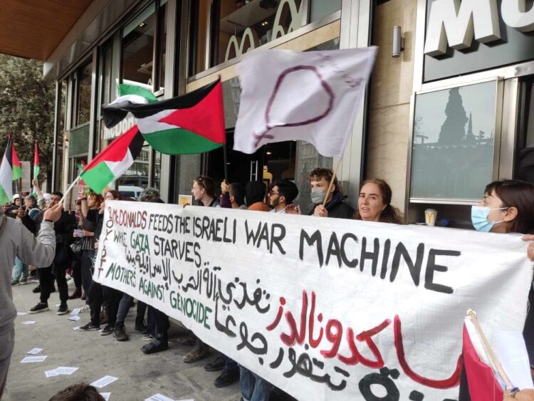 Φύλακες στα McDonald’s τα ΜΑΤ, κτυπούν και πιάνουν κόσμο που εκφράζει αλληλεγγύη στην Παλαιστίνη
