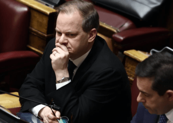 Ντράπηκε η ντροπή: Όταν οι βουλευτές της ΝΔ καταχειροκρότησαν τον Κ. Αχ. Καραμανλή
