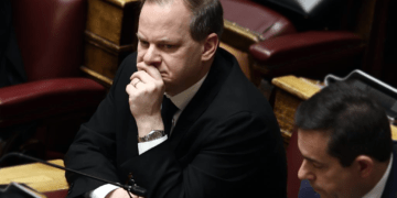 Ντράπηκε η ντροπή: Όταν οι βουλευτές της ΝΔ καταχειροκρότησαν τον Κ. Αχ. Καραμανλή