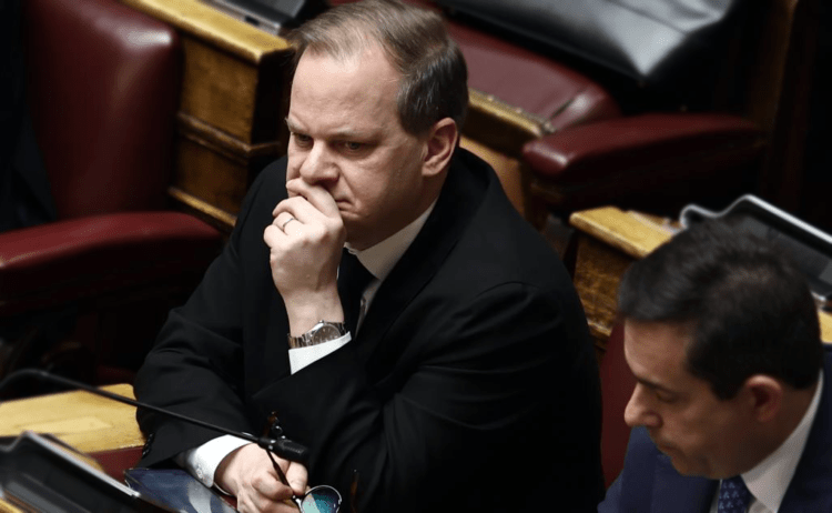 Ντράπηκε η ντροπή: Όταν οι βουλευτές της ΝΔ καταχειροκρότησαν τον Κ. Αχ. Καραμανλή