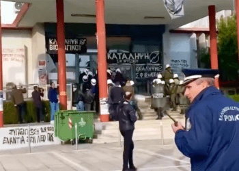 Βίαιη επιδρομή των ΜΑΤ στο ΑΠΘ με 49 συλλήψεις φοιτητών (βίντεο)