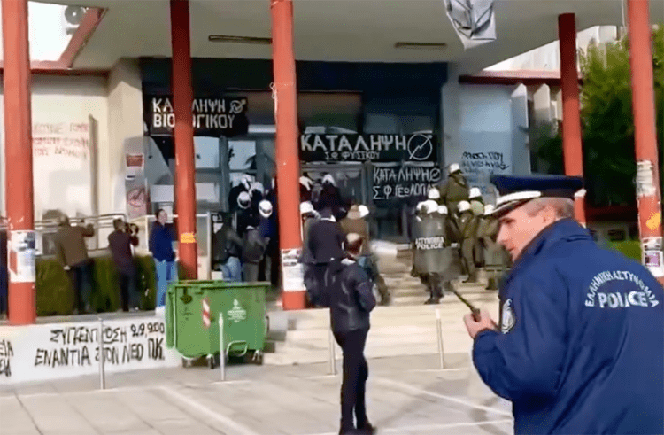 Βίαιη επιδρομή των ΜΑΤ στο ΑΠΘ με 49 συλλήψεις φοιτητών (βίντεο)