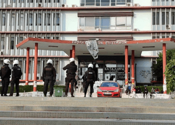 Βίαιη επιδρομή των ΜΑΤ στο ΑΠΘ με 49 συλλήψεις φοιτητών (βίντεο)