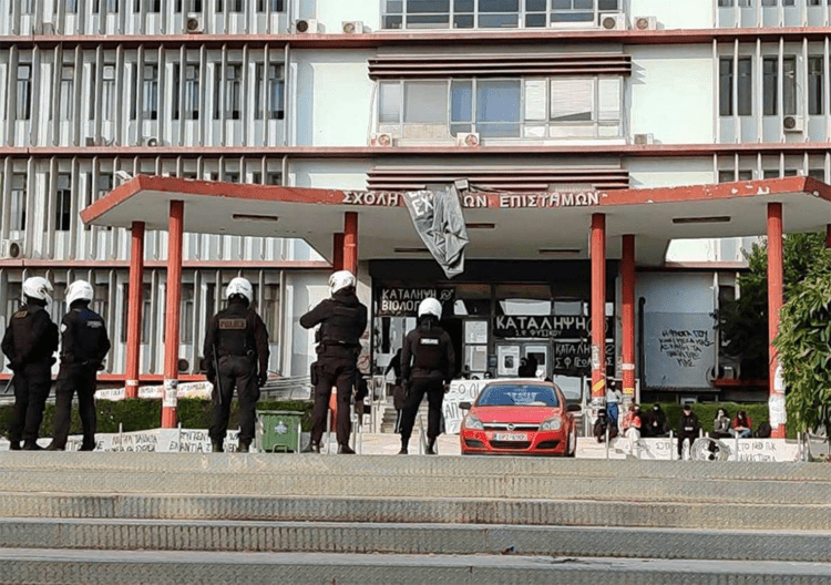 Βίαιη επιδρομή των ΜΑΤ στο ΑΠΘ με 49 συλλήψεις φοιτητών (βίντεο)