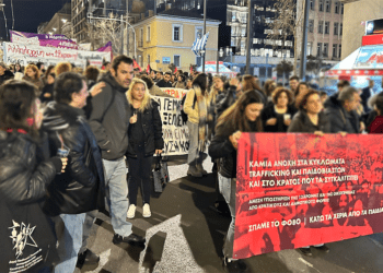 Έσπασε ο φόβος: Συγκλονιστική διαδήλωση αλληλεγγύης στη 12χρονη στα Προπύλαια ενάντια στη συγκάλυψη (βίντεο)