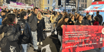 Έσπασε ο φόβος: Συγκλονιστική διαδήλωση αλληλεγγύης στη 12χρονη στα Προπύλαια ενάντια στη συγκάλυψη (βίντεο)