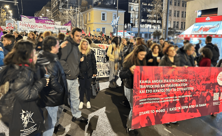 Έσπασε ο φόβος: Συγκλονιστική διαδήλωση αλληλεγγύης στη 12χρονη στα Προπύλαια ενάντια στη συγκάλυψη (βίντεο)