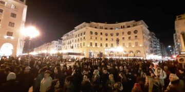 Καταγγελία της ΑΝΤΑΡΣΥΑ Θεσσαλονίκης για τη ρατσιστικού χαρακτήρα επίθεση σε κουίρ άτομα στην πλατεία Αριστοτέλους