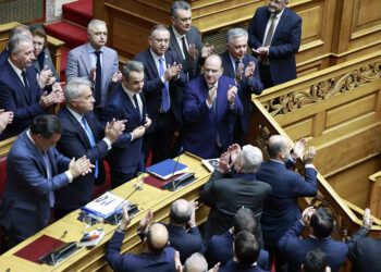 Kερδισμένη στα έδρανα, τραυματισμένη στην κοινωνία η ΝΔ