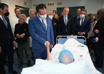 Περπατάνε παράλληλα 