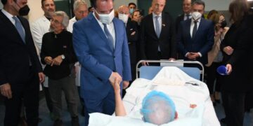 Περπατάνε παράλληλα 