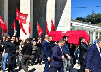 «Με τον Νίκο πάντα στην πρώτη τη γραμμή…», πλήθος και μεγάλη συγκίνηση στην πολιτική κηδεία του Ν. Αδαμόπουλου