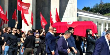 «Με τον Νίκο πάντα στην πρώτη τη γραμμή…», πλήθος και μεγάλη συγκίνηση στην πολιτική κηδεία του Ν. Αδαμόπουλου