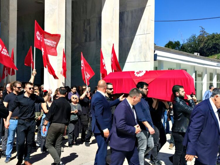 «Με τον Νίκο πάντα στην πρώτη τη γραμμή…», πλήθος και μεγάλη συγκίνηση στην πολιτική κηδεία του Ν. Αδαμόπουλου