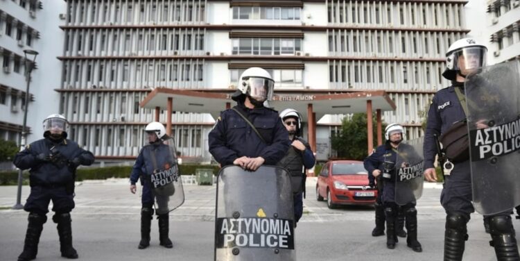 Επιχειρήσεις τρομοκράτησης της νεολαίας