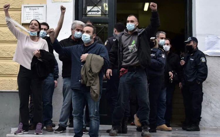 Ένταση στη Δίκη Σεπολίων: Προκλητική η στάση της αστυνομίας