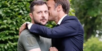 Ουκρανία: «Λαγός» ο Μακρόν,  στο χακί ντύνεται η ΕΕ