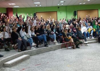 Αγώνας κατά αξιολόγησης: Ένα «δάσος» από σηκωμένα χέρια στις πιο μαζικές Γενικές Συνελεύσεις των τελευταίων δεκαετιών (φωτο)