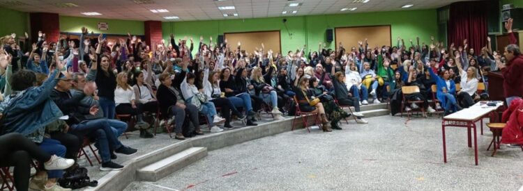 Αγώνας κατά αξιολόγησης: Ένα «δάσος» από σηκωμένα χέρια στις πιο μαζικές Γενικές Συνελεύσεις των τελευταίων δεκαετιών (φωτο)