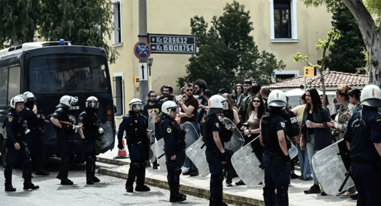 Εξ ορισμού εχθρός του λαού