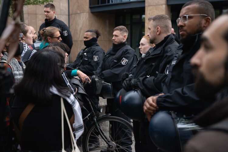 Γερμανία και ΕΕ: Στήριξη εγκλημάτων και καταστολή