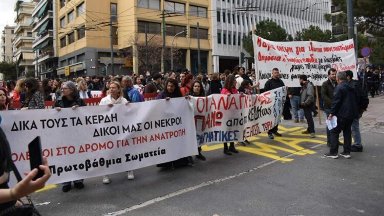Συντονισμός και αντεπίθεση με βήμα την πανεργατική απεργία