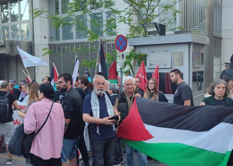 Διαδήλωση στη γερμανική πρεσβεία ενάντια στην προκλητική απαγόρευση συνεδρίου υπέρ της Παλαιστίνης (φώτο)