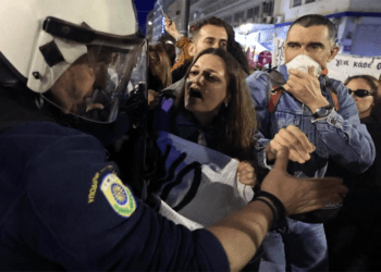 Βίαιη αστυνομική επίθεση με γκλοπ, ασπίδες και χημικά σε φεμινιστική διαμαρτυρία (βίντεο)