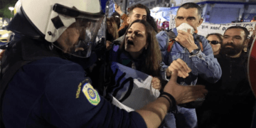 Βίαιη αστυνομική επίθεση με γκλοπ, ασπίδες και χημικά σε φεμινιστική διαμαρτυρία (βίντεο)